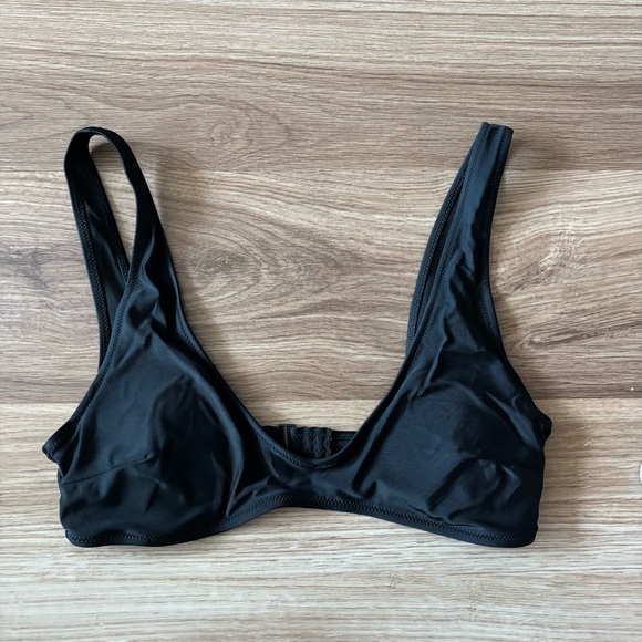 🚫🚫sold🚫🚫🖤Black Bikini Top - Picture 1 of 7